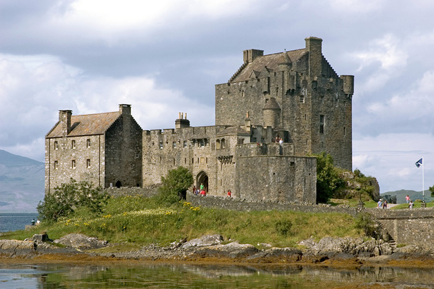 Highlander-Eilean-Donan-Castle.jpg
