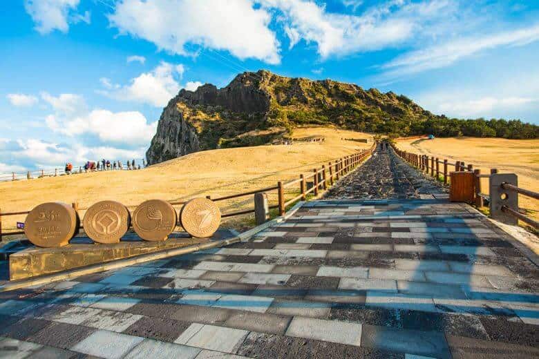 South-Korea-Jeju-Island-Songsan-Ilchulbong.jpg