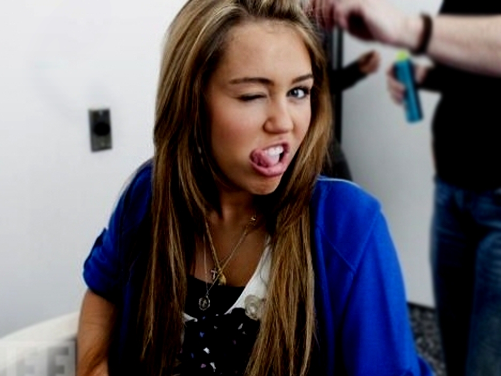 Miley-miley-cyrus-6842963-1024-768.jpg