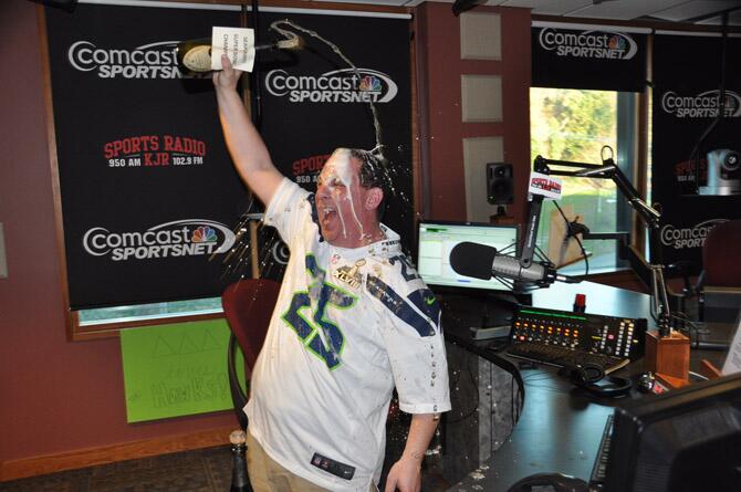 Bfpr4xNCUAAsA3F.jpg:large