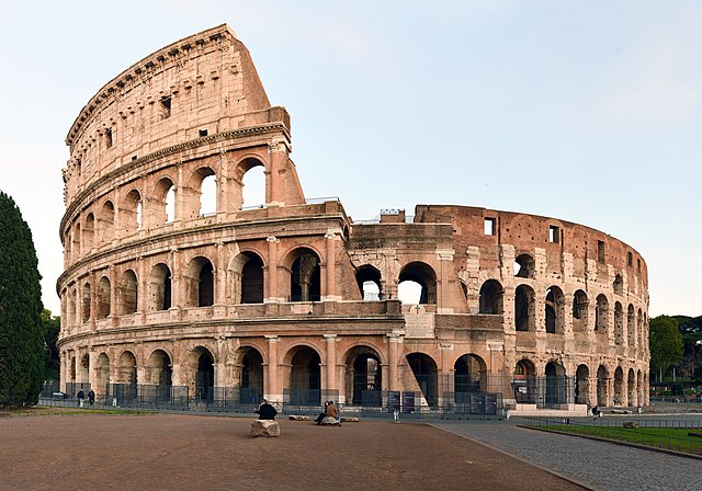 640px-Colosseo_2020.jpg